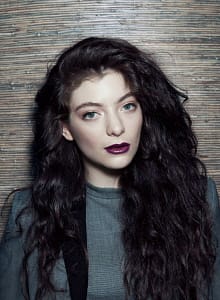 Lorde Wearing a MAC Dark Lipstick